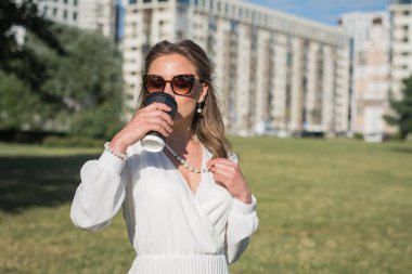 Beyaz elbiseli güzel romantik kadın.