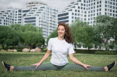 Genç, güzel, beyaz bir kadın antrenman yapıyor.