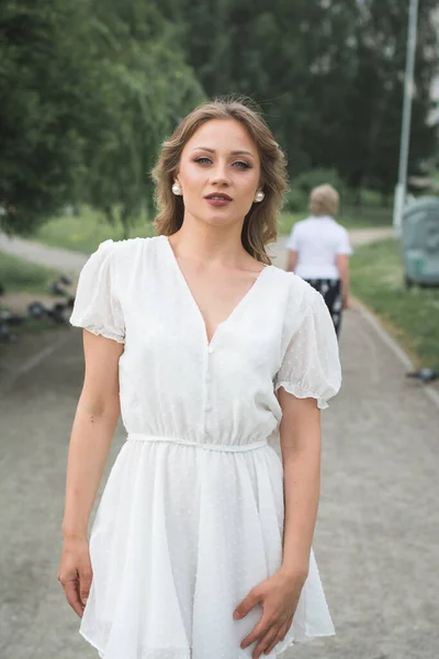 Hermosa mujer romántica en vestido blanco — Foto de Stock