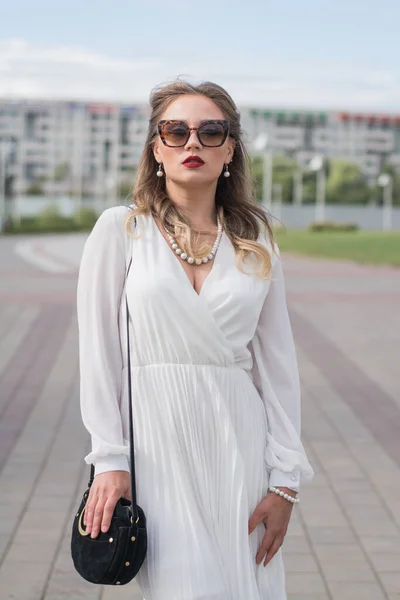 Schöne romantische Frau im weißen Kleid — Stockfoto
