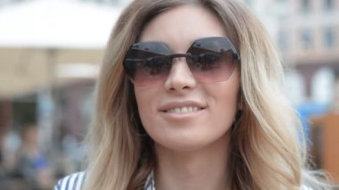 Dışarıdaki Genç Kız Moda Portresi
