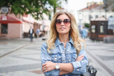 Şehir sokağında şık bir kadın.