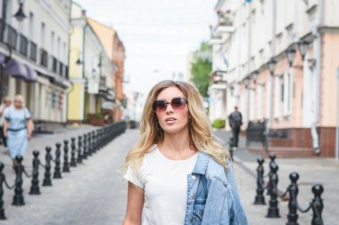 Şehir sokağında şık bir kadın.