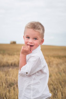 Doğada yakışıklı bir çocuk portresi