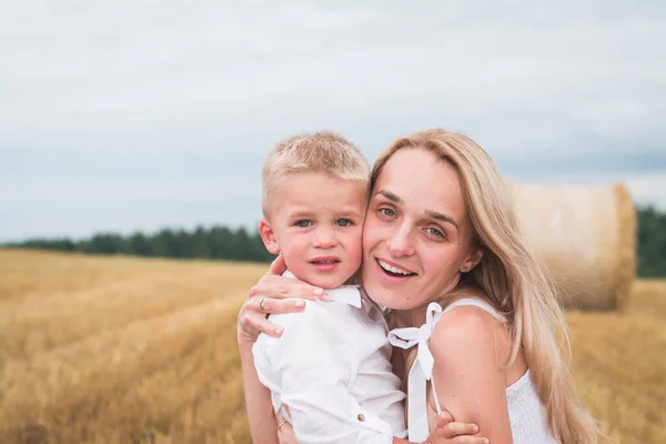 Junge Schöne Mutter Und Sohn Weißen Kleidern Posieren Für Ein — Stockfoto