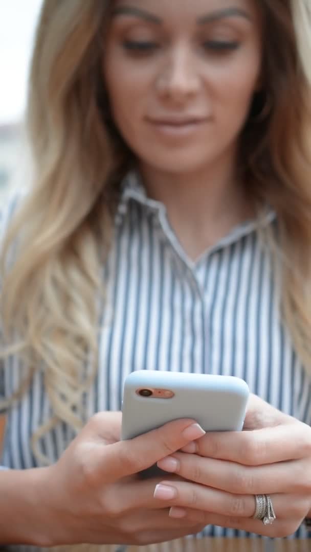 Retrato de mujer rubia enfocado en mensajería con smartphone — Vídeos de Stock