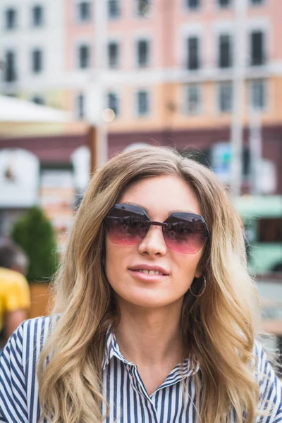 Retrato Aire Libre Moda Mujer Hipster Verano Con Gafas Sol — Foto de Stock