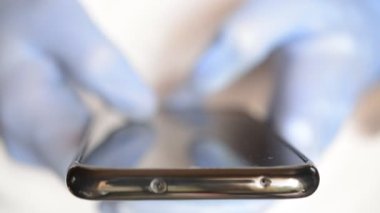 Doktorlar mesaj yazan mavi eldivenleri teslim ettiler.