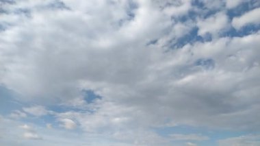 Mavi gökyüzü beyaz bulutlar zaman geçiyor