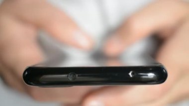 Cep telefonunda yazan ellerin yakın plan görüntüsü