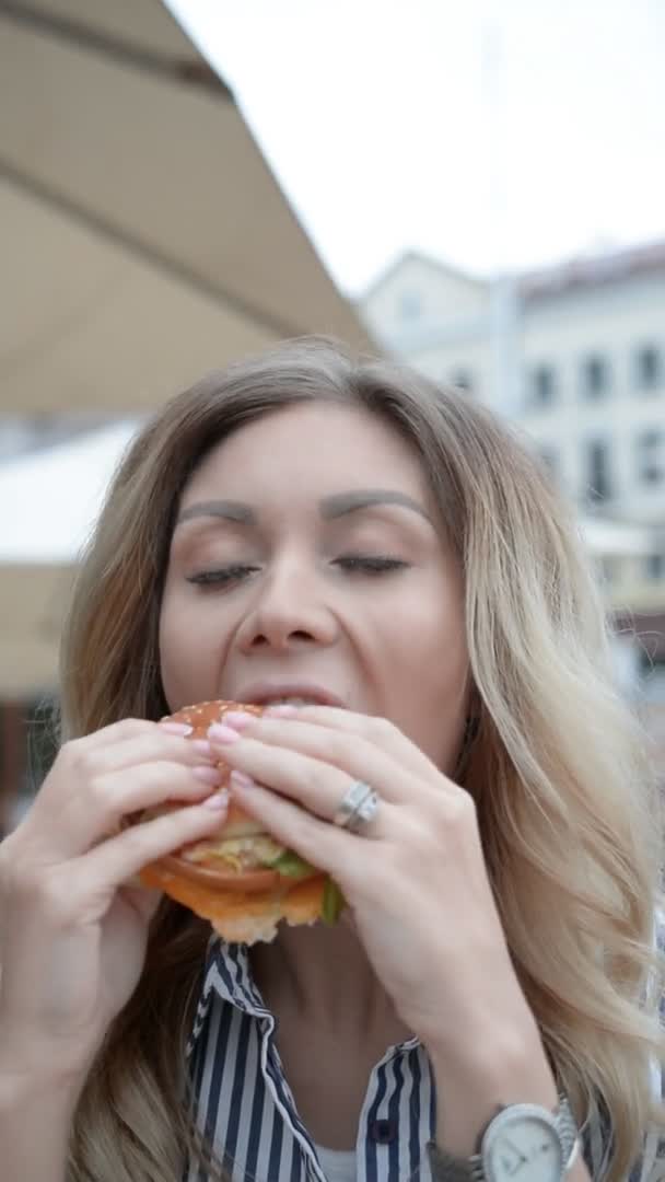Κορίτσι που τρώει χάμπουργκερ — Αρχείο Βίντεο