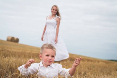 Buğday tarlasında küçük bir çocuk, mutlu aile kavramı