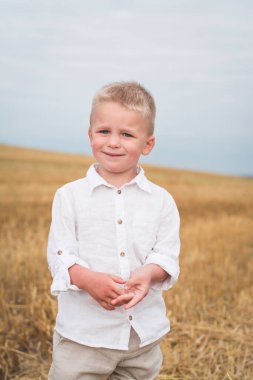 Buğday tarlasında küçük bir çocuk, mutlu aile kavramı
