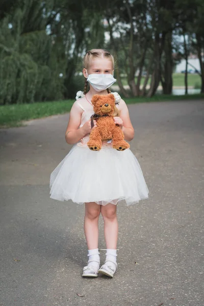 Kind Met Een Beschermend Masker Een Teddybeer Buitenlucht — Stockfoto