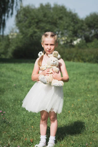 Klein Meisje Met Teddyberen Haar Handen Een Zomerpark — Stockfoto