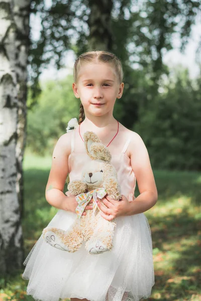 Niña Con Osos Peluche Sus Manos Parque Verano Ciudad — Foto de Stock