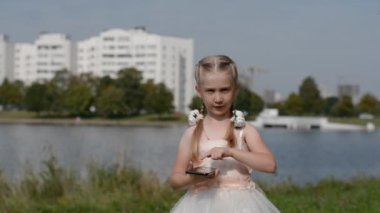 Telefonu kullanan küçük kız.