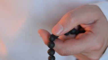 Ramazan için dua eden son sınıf öğrencisinin elini kapat.