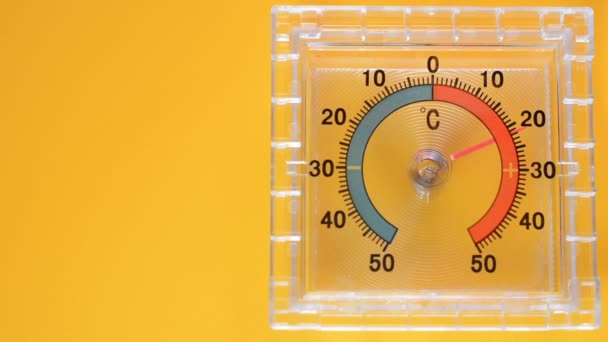 Termometr celsjusza zbliżenie na żółtym tle — Wideo stockowe
