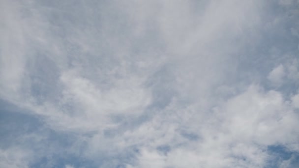 Nuvens em um belo fundo céu azul — Vídeo de Stock