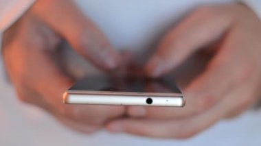 Mobil ekran akıllı telefonunda uygulama kullanan bir adam