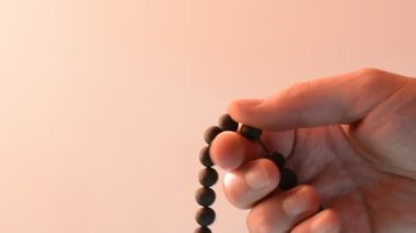 Tespihi beyaz bir arkaplanda kapat.