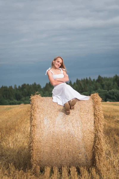 Beautiful Girl Wheat Field Cloudy Day — Stock Photo, Image