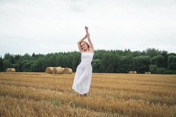 Bulutlu bir günde, buğday tarlasında güzel bir kız