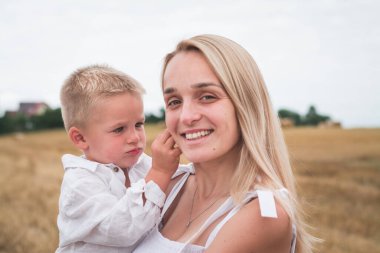 Mutlu aile anne ve oğlu yaz buğday tarlasında