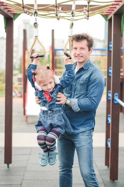 Père Petite Fille Jouant Dans Aire Jeux — Photo