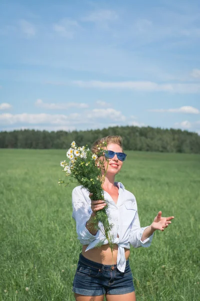 Vacker Flicka Med Bukett Vilda Blommor Sommaren Ett Fält — Stockfoto