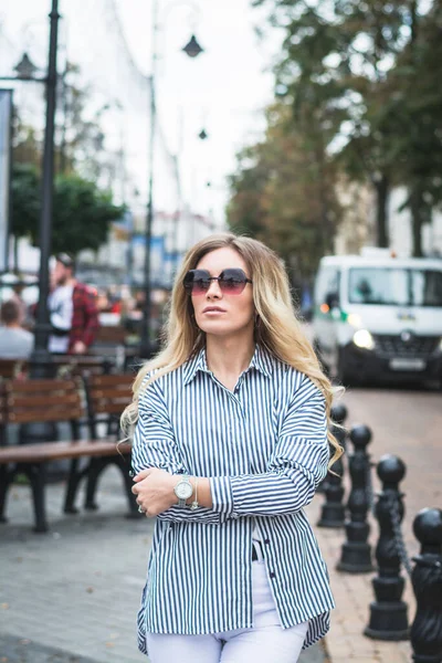 Elegante Chica Hermosa Fotografiada Calle Ciudad — Foto de Stock