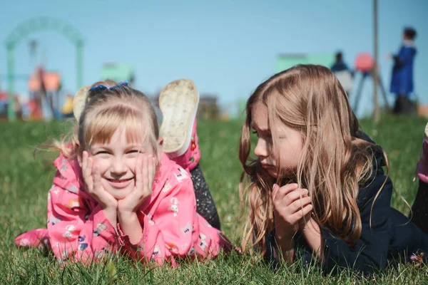 Deux Petites Sœurs Amicales Dans Portrait Parc Ville — Photo