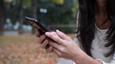 Akıllı telefon tutan kadın ellerini kapat.