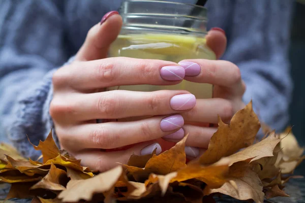 Fechar Mãos Femininas Com Uma Caneca Chá Ervas Bebida — Fotografia de Stock