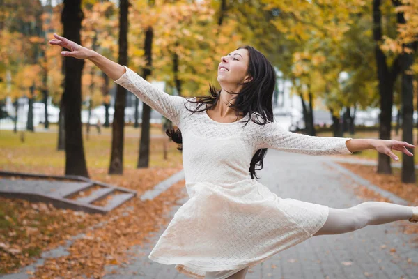 Fille Ballerine Dans Une Robe Blanche Dansant Dans Parc Ville — Photo