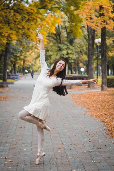 Ragazza Ballerina Abito Bianco Che Balla Nel Parco Cittadino Autunnale — Foto Stock