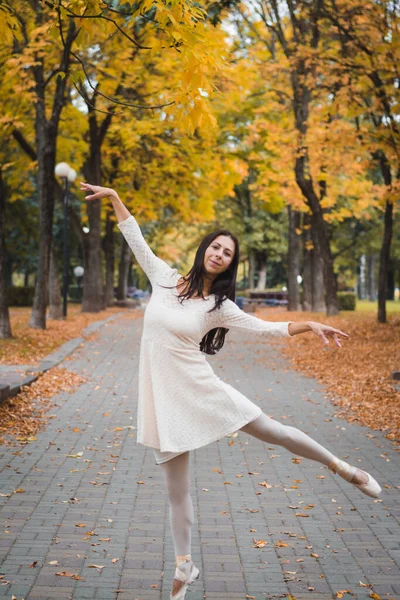 Ragazza Ballerina Abito Bianco Che Balla Nel Parco Cittadino Autunnale — Foto Stock