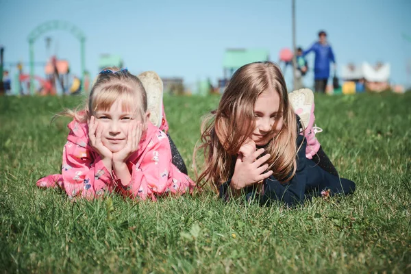 Deux Sympathiques Petites Sœurs Portrait Trouvent Sur Herbe Dans Parc — Photo