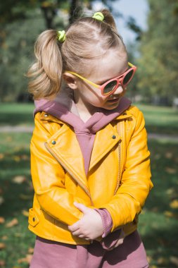 Sonbahar parkında üç yaşında küçük bir kızın portresi.