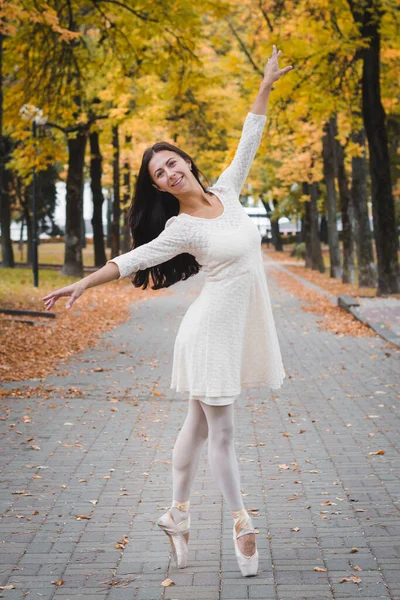 Ragazza Ballerina Abito Bianco Posa Fotografo Parco Autunnale — Foto Stock