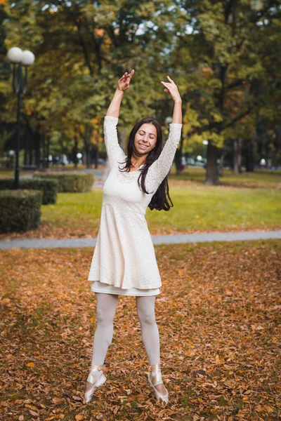 Красива Дівчина Балерина Позує Фотографа Осінньому Парку — стокове фото