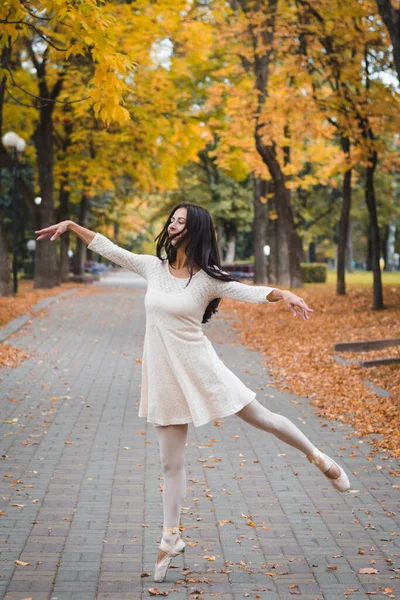 Красива Дівчина Балерина Позує Фотографа Осінньому Парку — стокове фото
