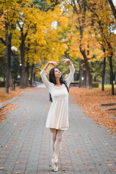 Belle Fille Ballerine Posant Pour Photographe Dans Parc Automne — Photo