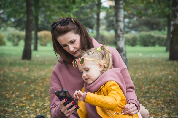 Mutter Und Tochter Spielen Herbstpark — Stockfoto