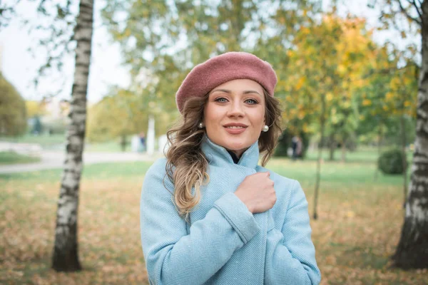 Mooi Meisje Een Blauwe Jas Baret Een Herfstpark — Stockfoto