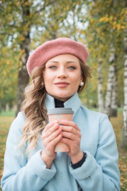 Sokakta cep telefonu olan genç bir kadın.