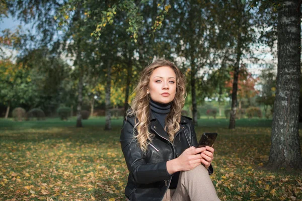 Bella Giovane Donna Giacca Pelle Nera Nel Parco Autunnale — Foto Stock