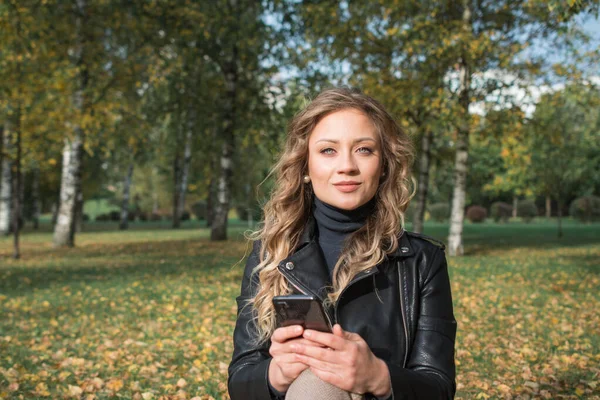 Mooie Jonge Vrouw Zwart Lederen Jas Herfst Park — Stockfoto