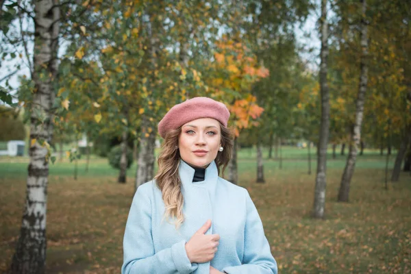 Belle Fille Manteau Bleu Béret Dans Parc Automne — Photo